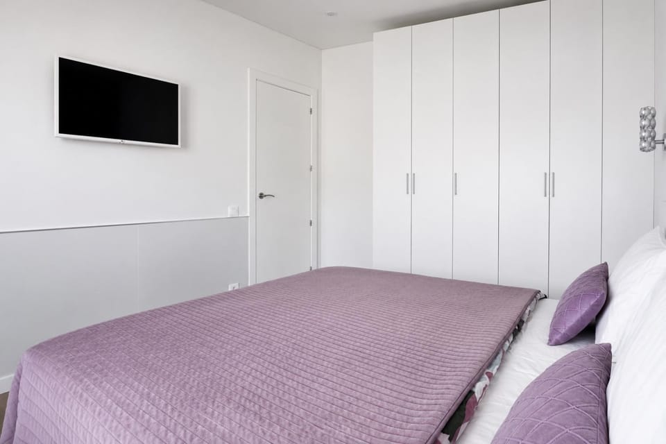 Bed, TV and multimedia, Bedroom, wardrobe