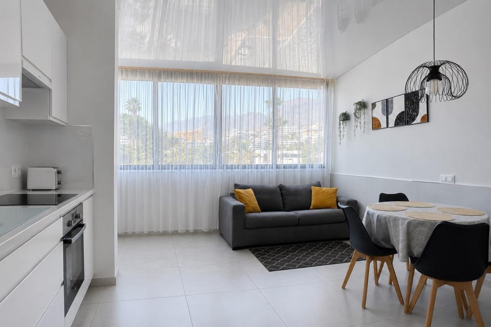 Kitchen or kitchenette, Seating area, Dining area