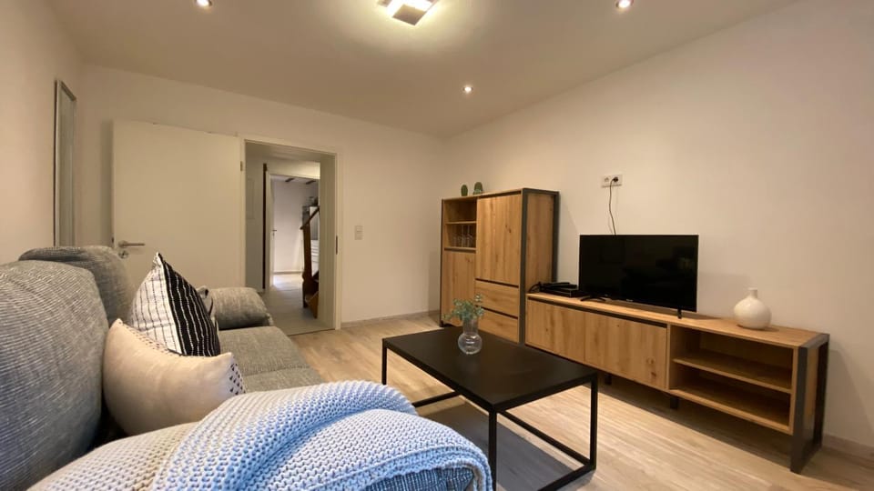 Communal lounge/ TV room, TV and multimedia, Living room, Seating area, Evening entertainment