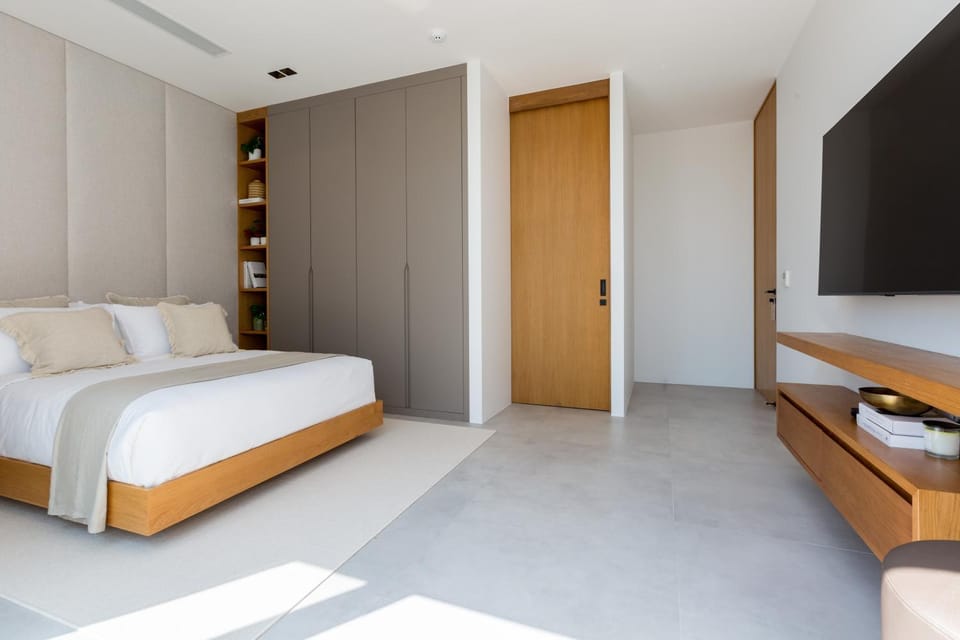 Bed, TV and multimedia, Photo of the whole room, Bedroom