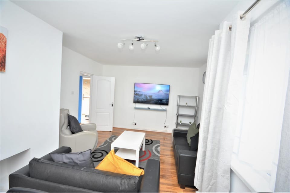 Lovely 2 Bedroom Condo in Greater London Apartment in London