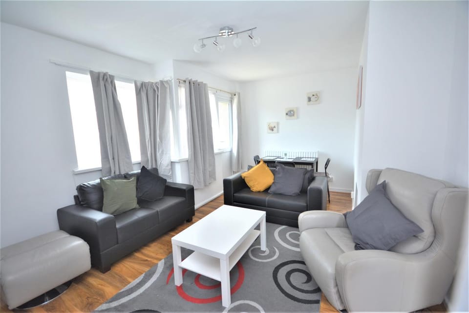 Lovely 2 Bedroom Condo in Greater London Apartment in London