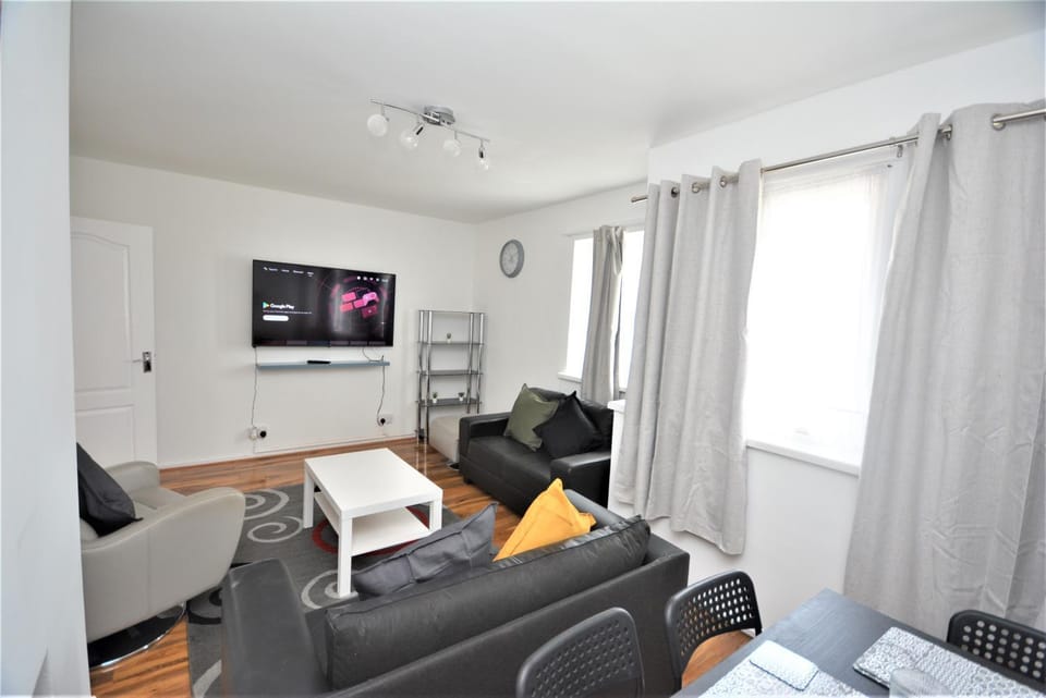 Lovely 2 Bedroom Condo in Greater London Apartment in London