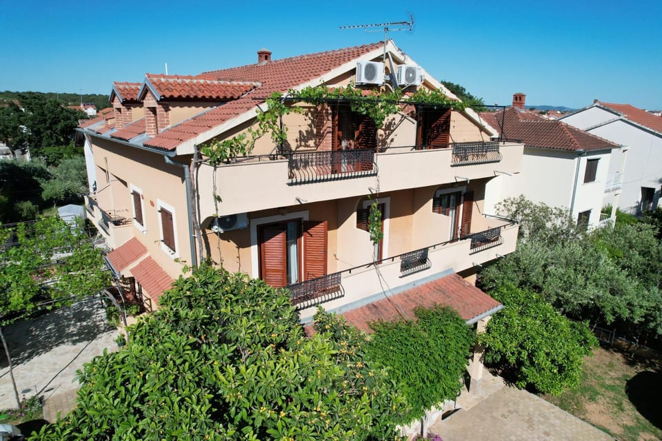 Property building, Day, Neighbourhood, Street view