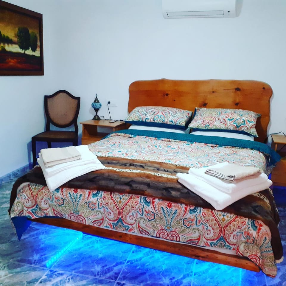 Bed, Bedroom, air conditioner