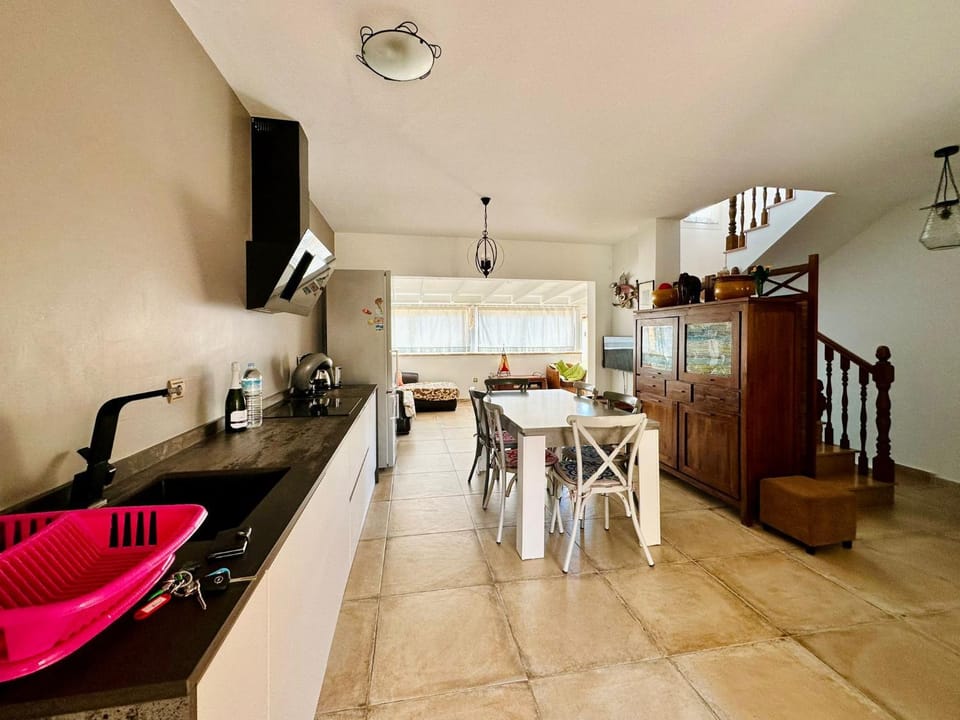 Dining area, kitchen