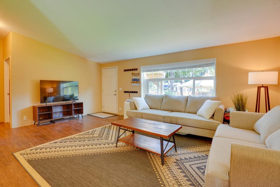 Lovely Detroit Home with Deck - Walk to Town! House in Detroit Lake