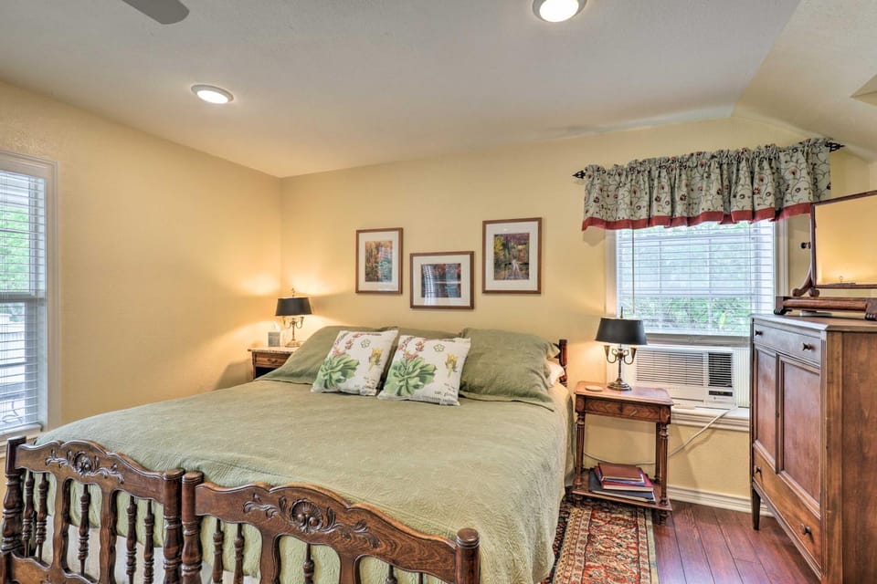 Studio in College Station w/ Expansive Deck! Apartment in College Station