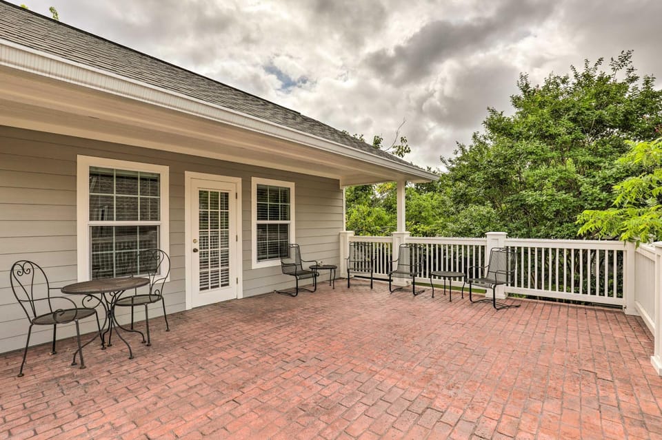 Studio in College Station w/ Expansive Deck! Apartment in College Station