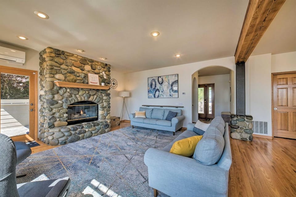 Spacious Lake Stevens Home with Fire Pit, Patio House in Lake Stevens