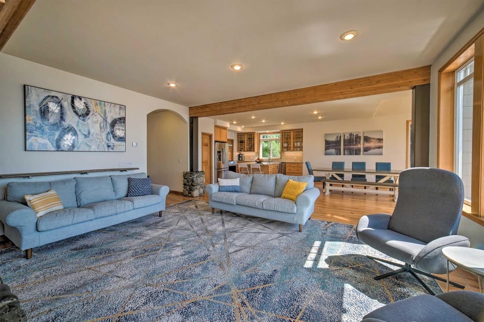 Spacious Lake Stevens Home with Fire Pit, Patio House in Lake Stevens