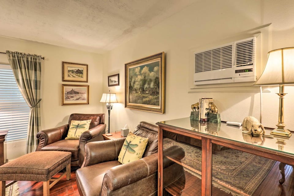 < 1 Mi to Kyle Field: Cozy Studio w/ Outdoor Space Apartment in College Station