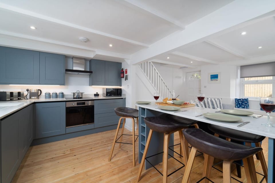 Property building, Coffee/tea facilities, Kitchen or kitchenette, Dining area, dishwasher, microwave, stove, toaster