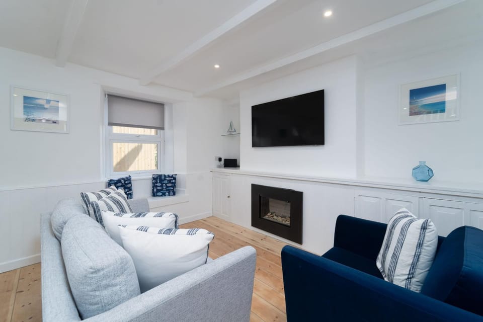 TV and multimedia, Living room, Seating area, fireplace