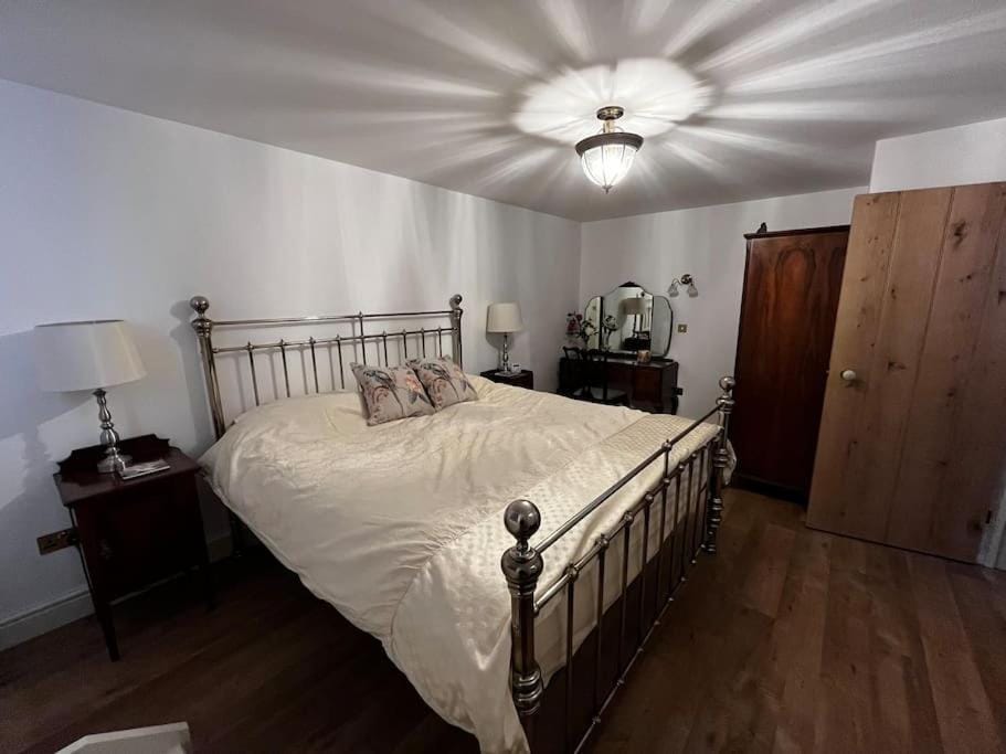 Byre - Farm Cottage on 9 acre Equestrian Small Holding Apartment in New Forest District