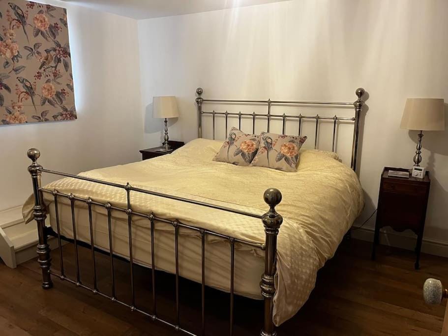 Byre - Farm Cottage on 9 acre Equestrian Small Holding Apartment in New Forest District