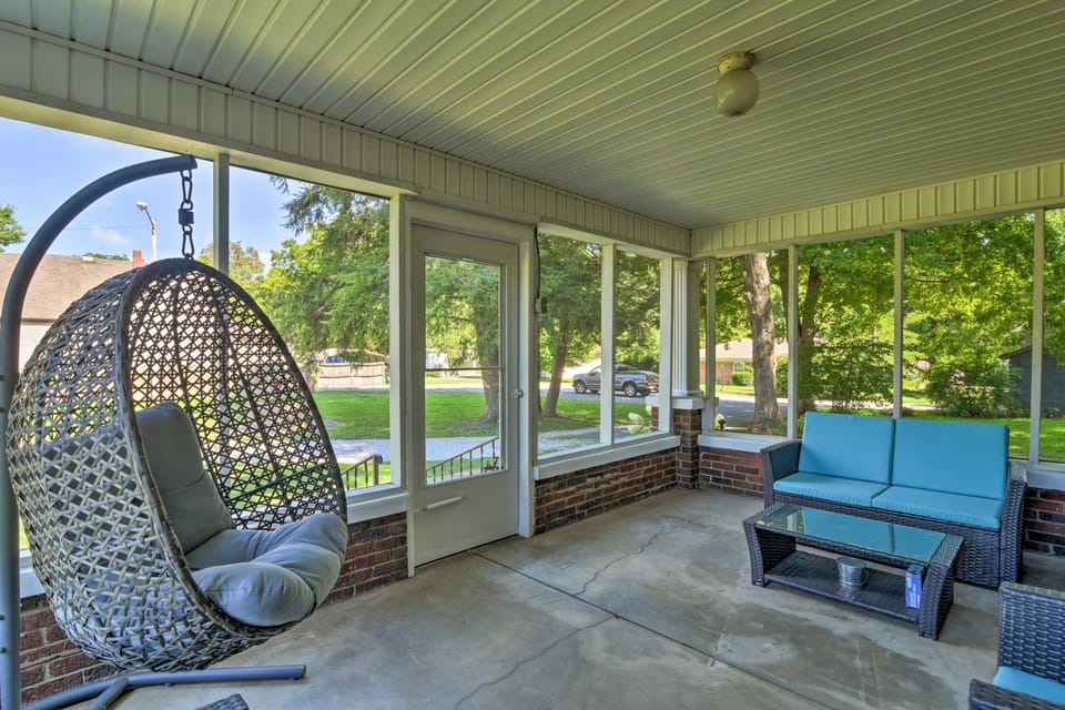Glasgow Home w/ Porch: Close to Lake & Caves! House in Glasgow