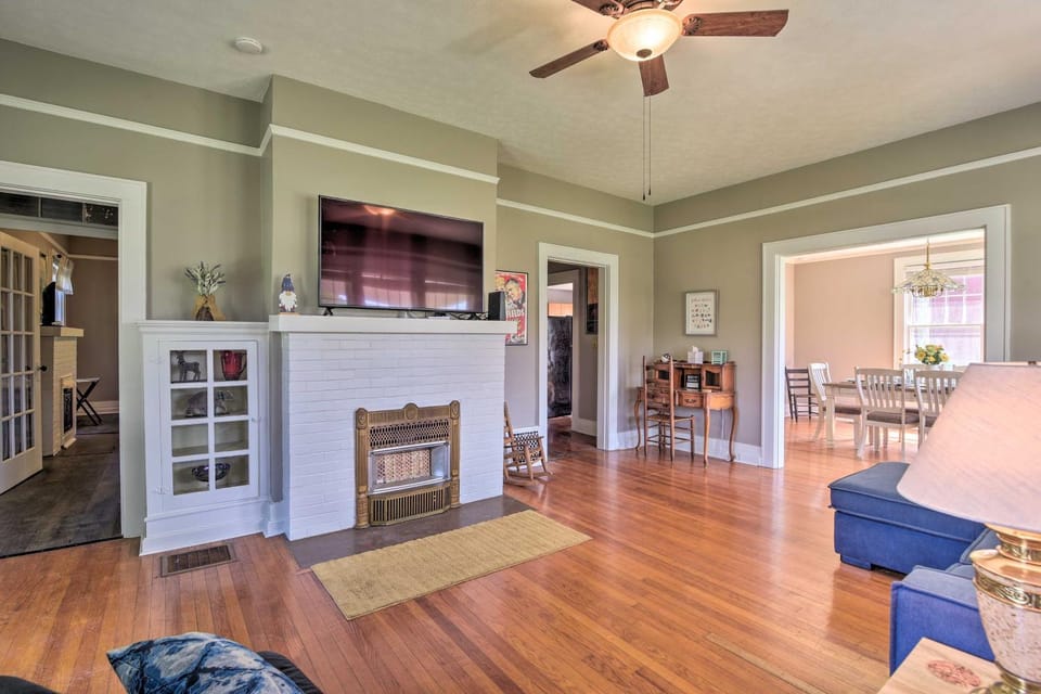 Glasgow Home w/ Porch: Close to Lake & Caves! House in Glasgow