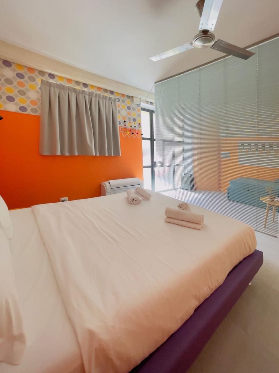 Bed, Bedroom, towels