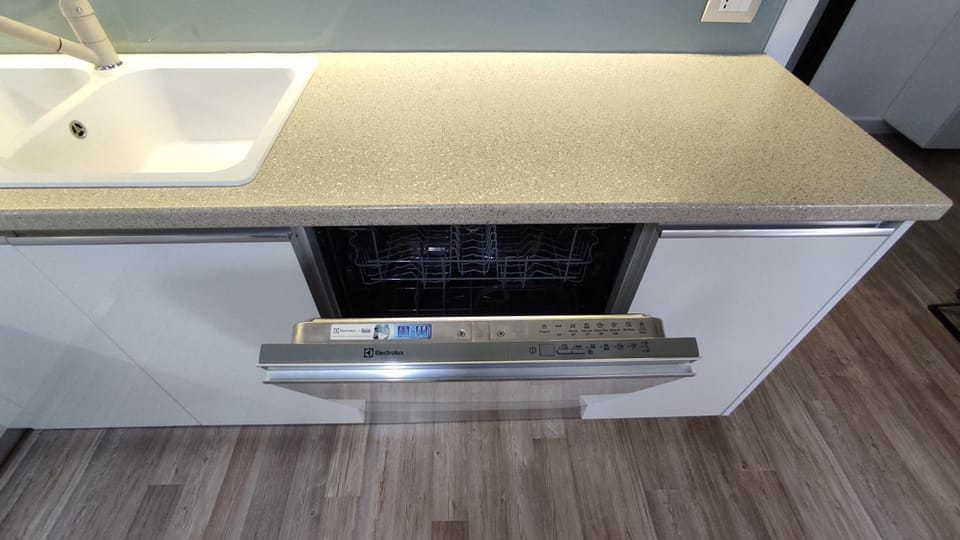Kitchen or kitchenette, minibar