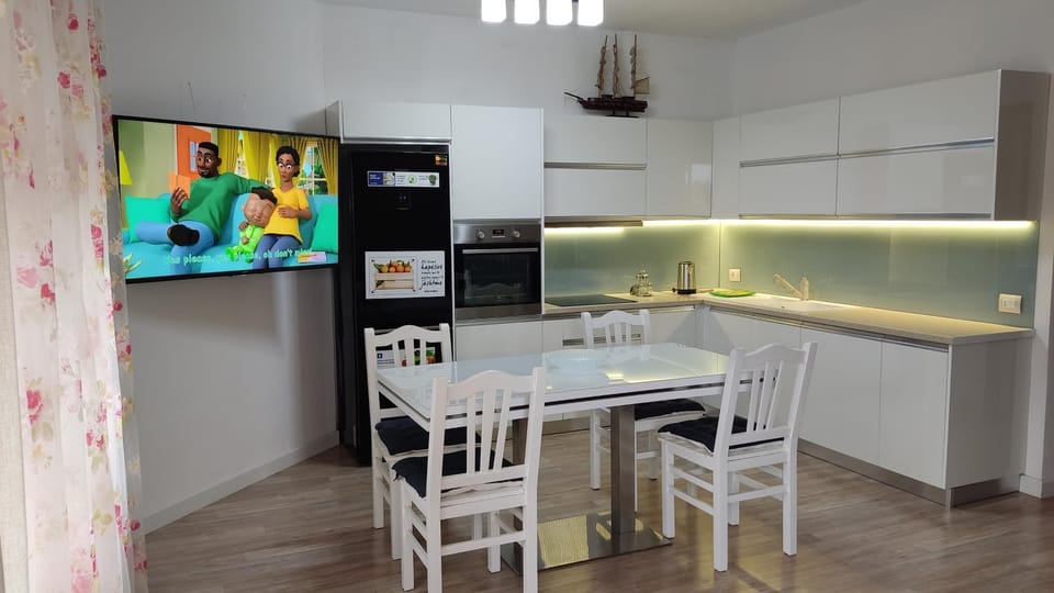 TV and multimedia, Kitchen or kitchenette, Dining area, minibar, oven, pet friendly, stove