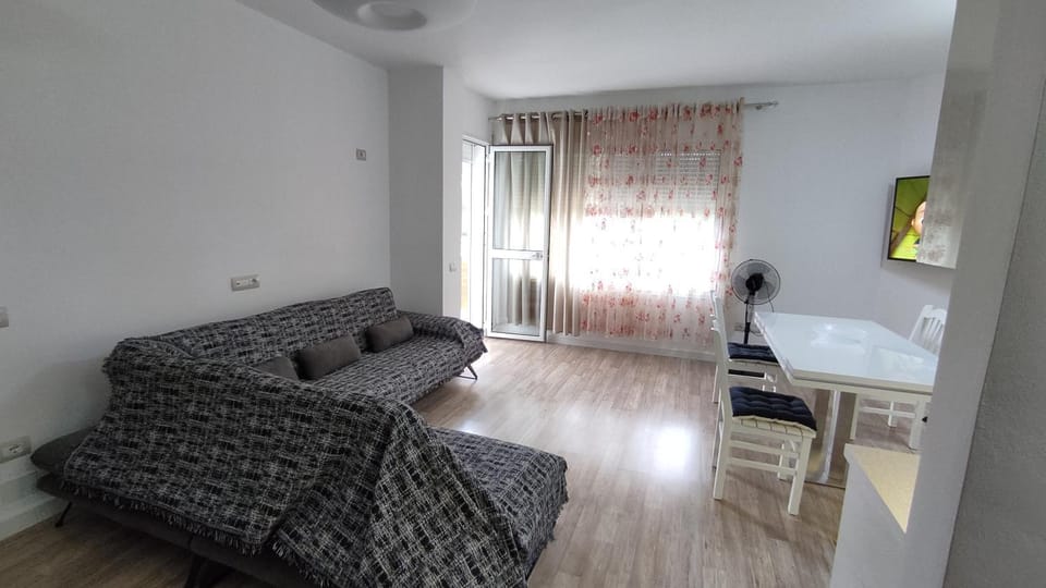 Bed, TV and multimedia, Living room, Photo of the whole room, Seating area