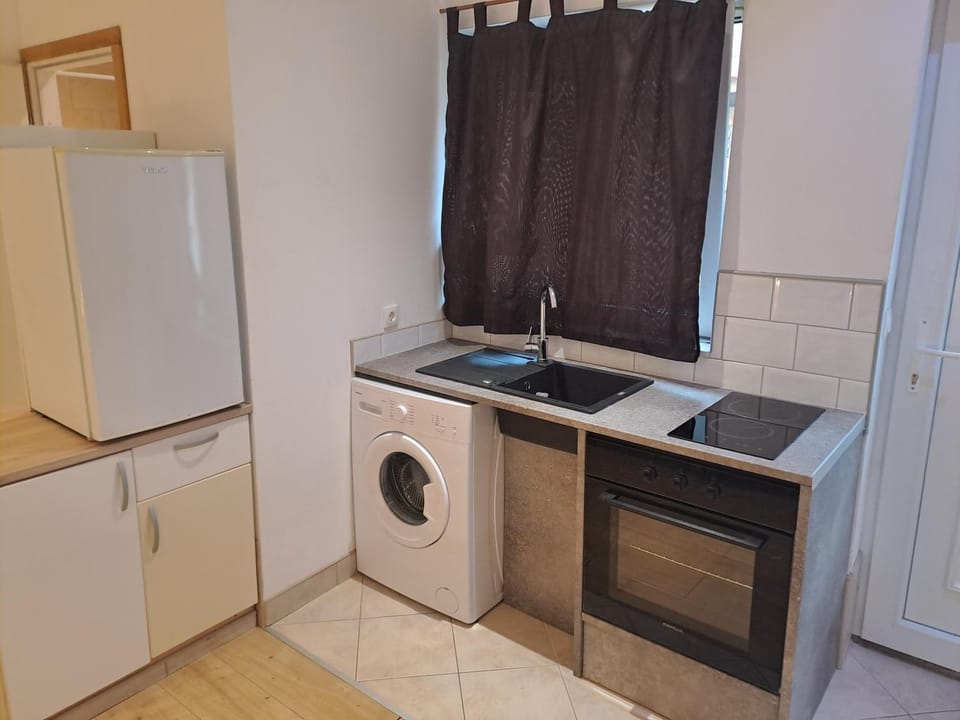 Kitchen or kitchenette, oven, stove, washing machine