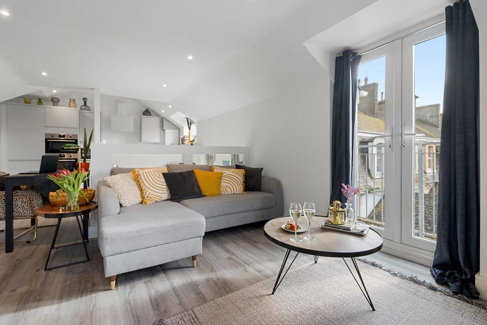 Sea views, Beachbreeze, Pet friendly, Private parking Apartment in Teignmouth