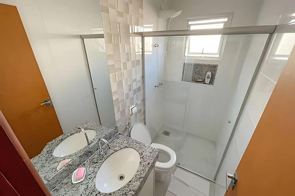 Shower, Toilet