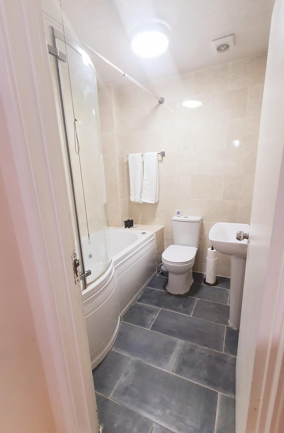 Comfy Apartment Near Shops & Station Apartment in Slough