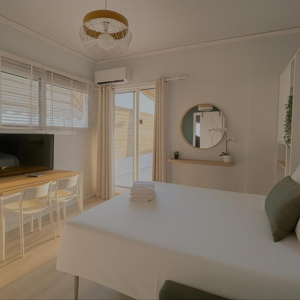 Bed, TV and multimedia, Bedroom, air conditioner