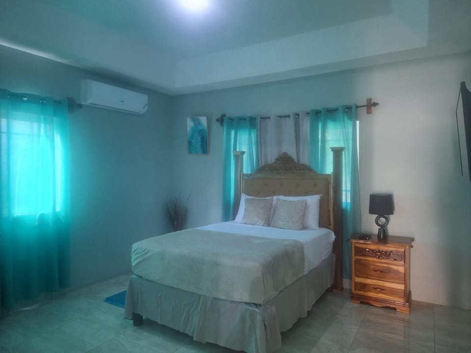 Hill view Vacational 1 Bedroom Rental Bed and Breakfast in Runaway Bay