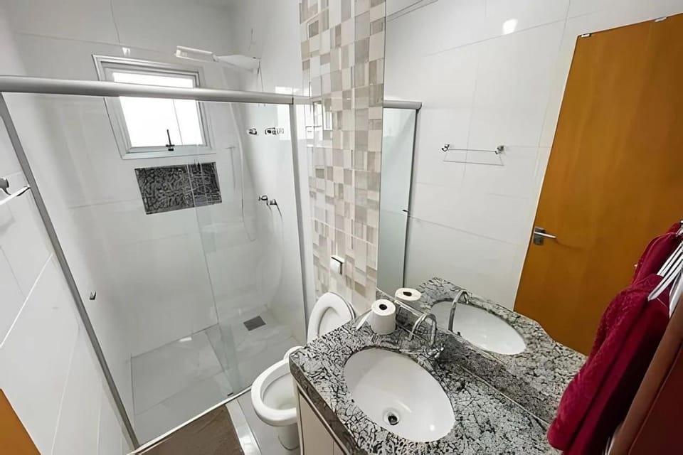 Shower, Toilet