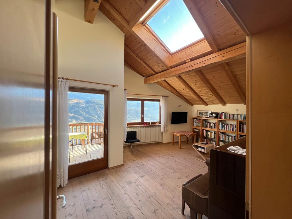 Communal lounge/ TV room, Natural landscape, Library, TV and multimedia, Living room, Seating area