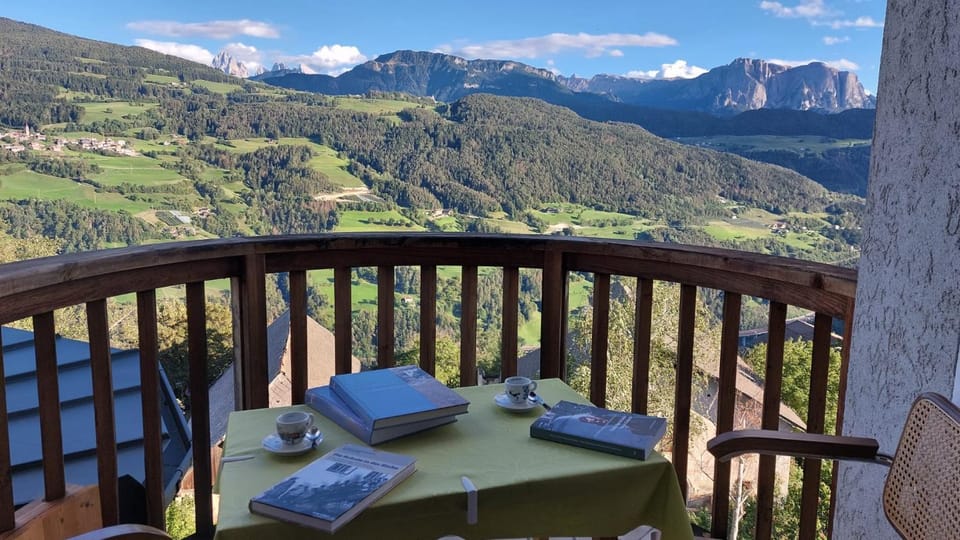 Nearby landmark, Day, Natural landscape, Summer, View (from property/room), Balcony/Terrace, Dining area, Landmark view, Mountain view