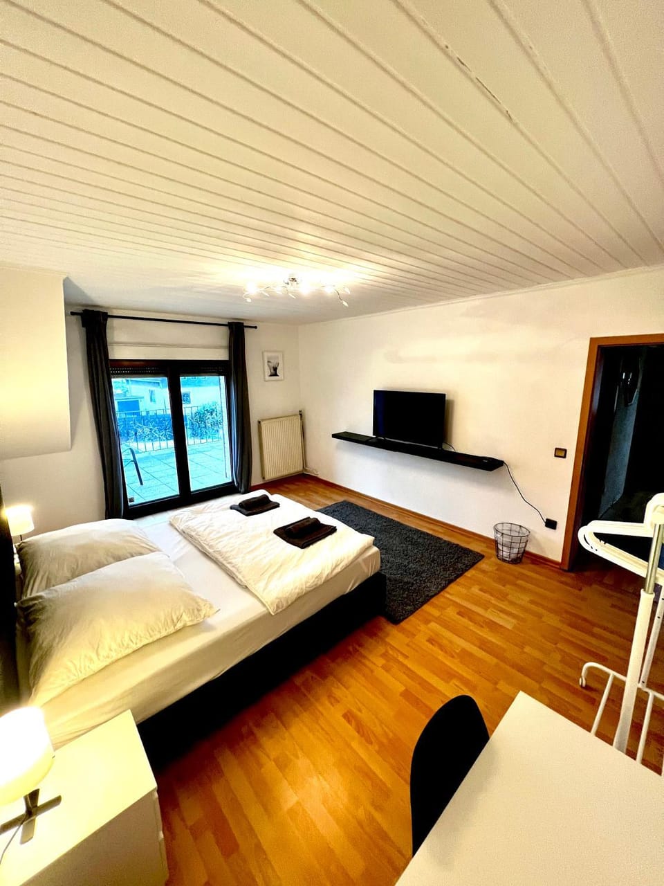 Bed, TV and multimedia, Bedroom
