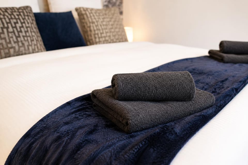Bed, Bedroom, towels