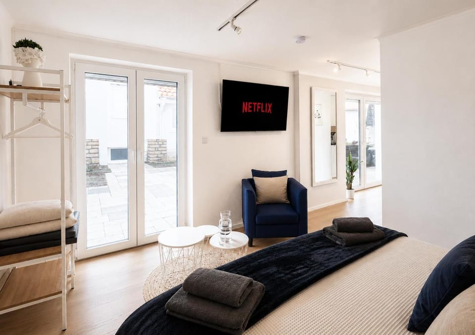 Bed, TV and multimedia, Living room, Photo of the whole room, Seating area, Bedroom, towels