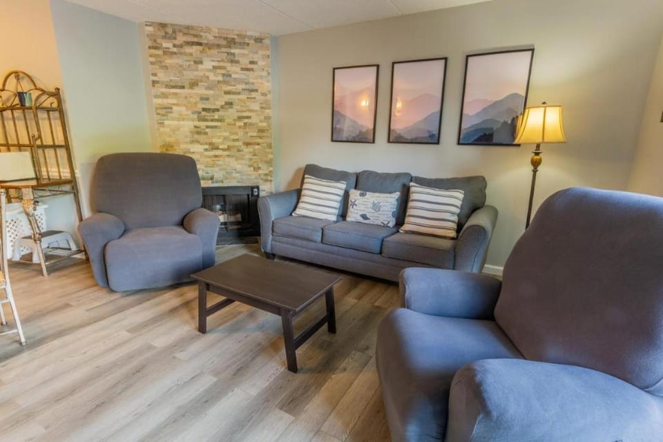 Family Bear Condos, Unit 103 ,Downtown Gatlinburg Apartment in Gatlinburg