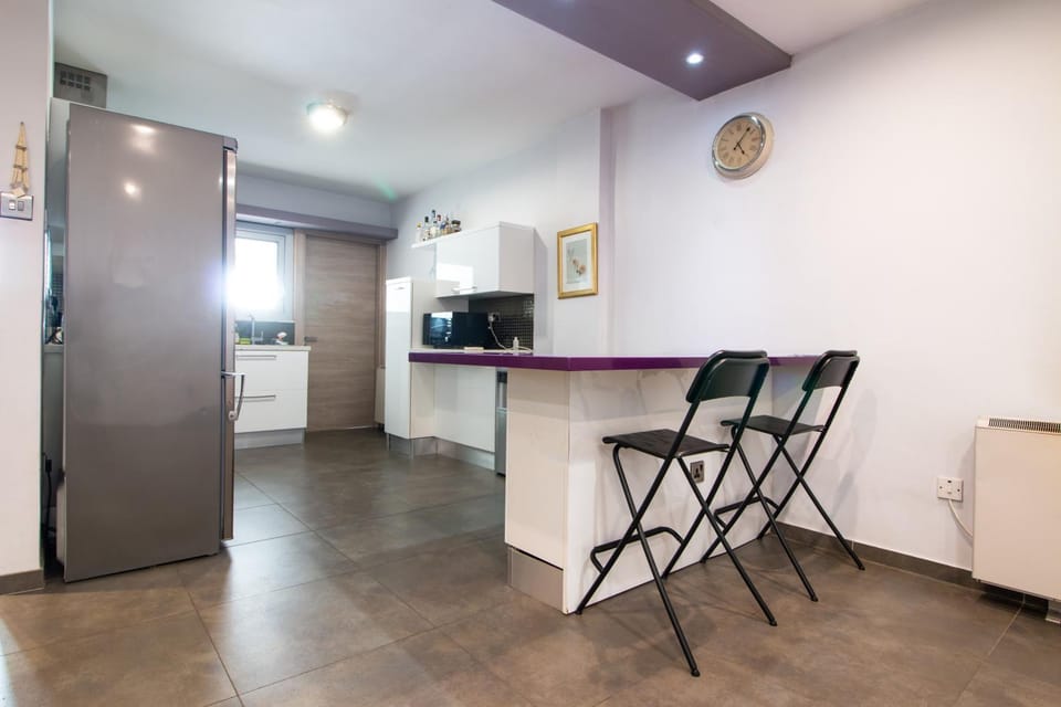 Kitchen or kitchenette, Dining area, oven