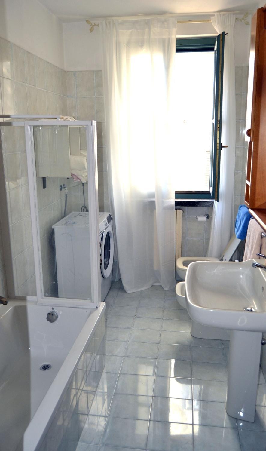 Bathroom, Bath, washing machine