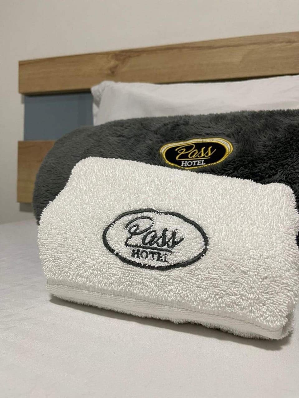 Bed, towels