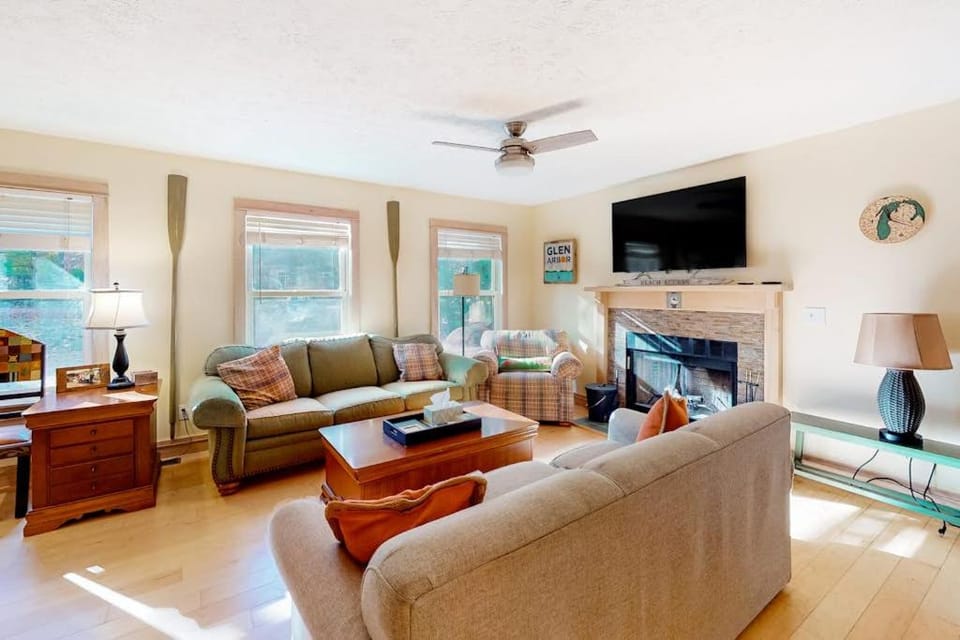 Absolute Leelanau House in Glen Arbor