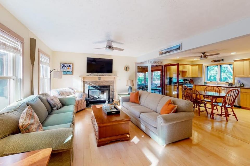 Absolute Leelanau House in Glen Arbor
