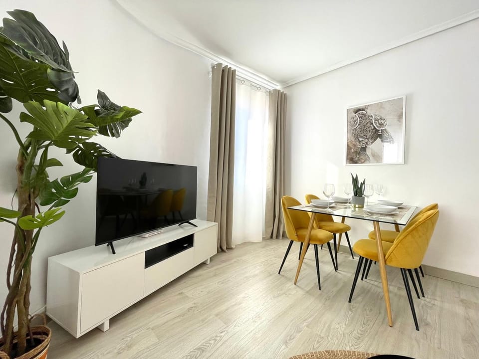 TV and multimedia, Living room, Seating area, Dining area