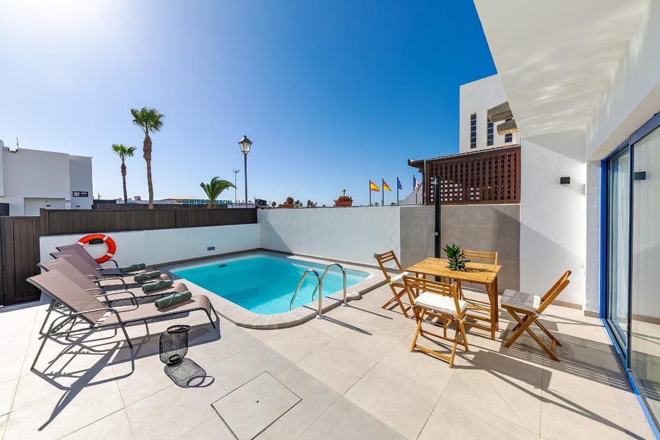 Patio, Swimming pool, sunbed