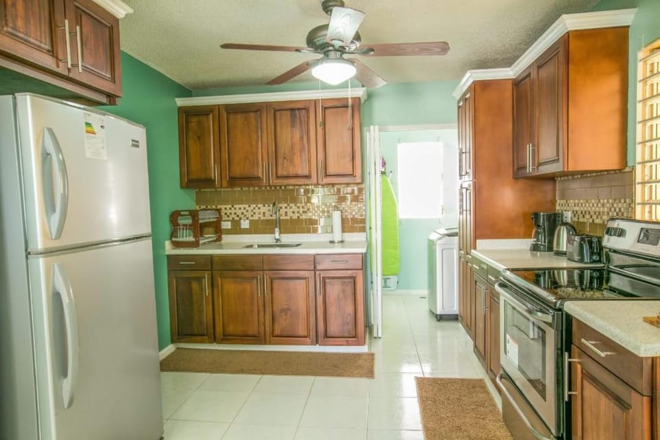 Kitchen or kitchenette, oven