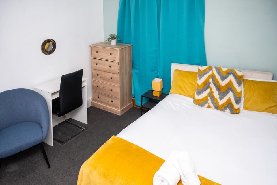 Bed, Seating area, hair dresser