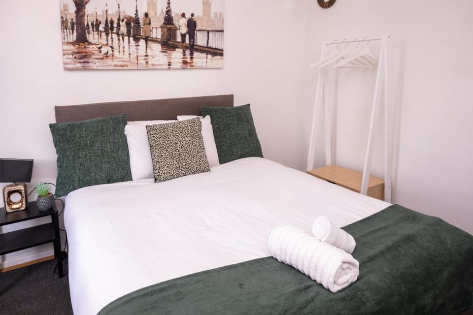 Bed, Bedroom, towels