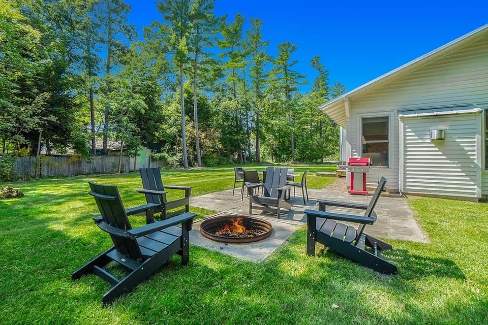 White Pines Cottage House in Glen Arbor